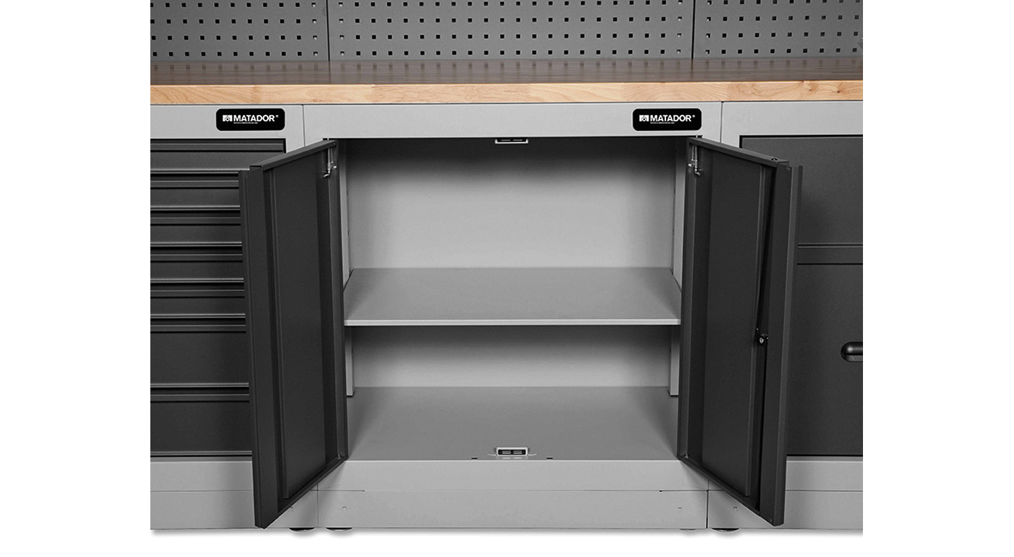 8152_2603_1_web3KdzLxMqYG53KSbBNffWsyseFG Flügeltürschrank mit verstellbaren Fachboden.