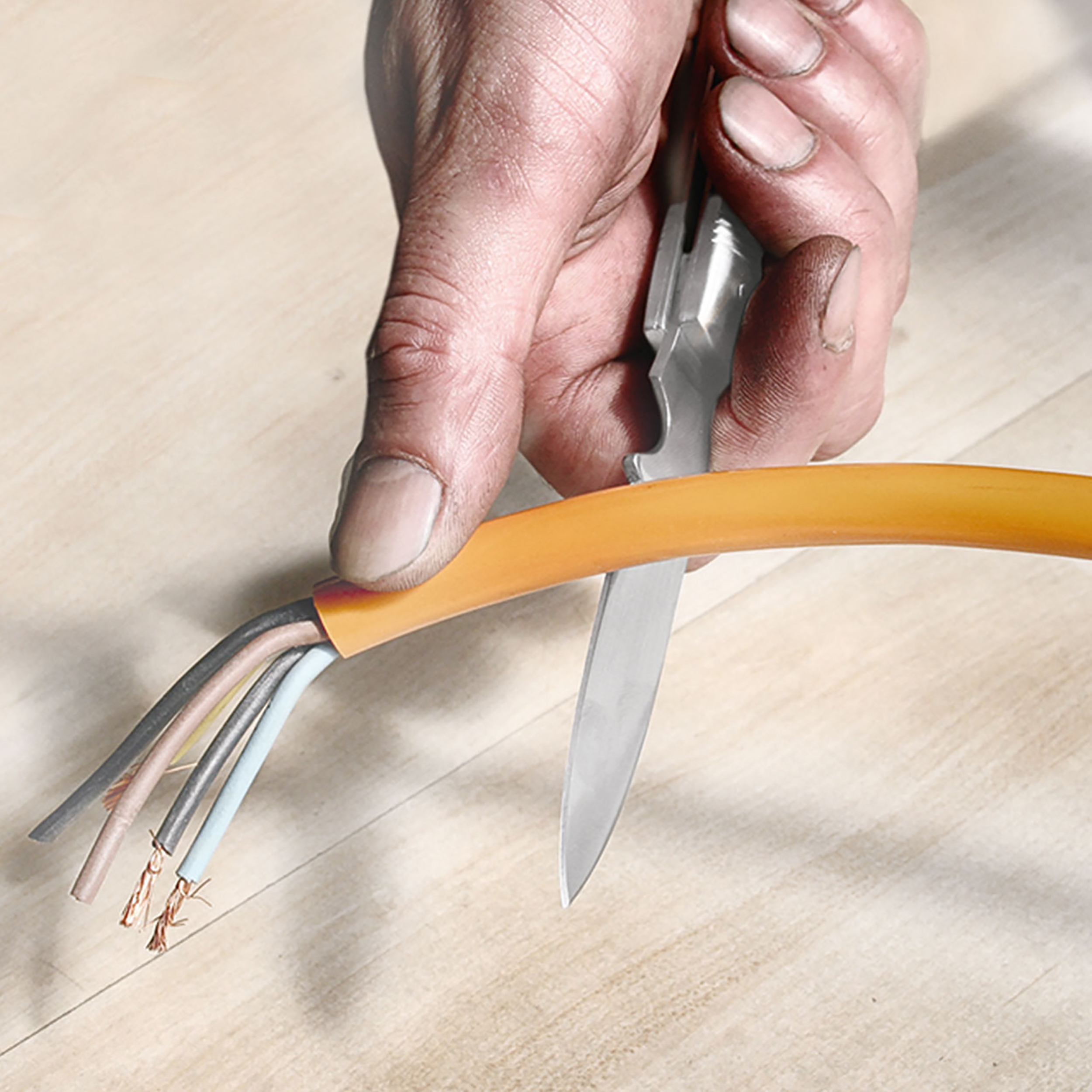 Quality Cable Knife with wooden handle, MATADOR 08250001